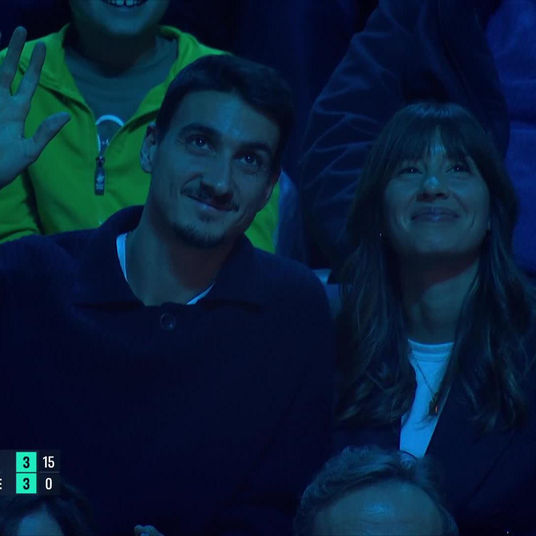 Just a local enjoying the #NittoATPFinals 😄🇮🇹 Lorenzo Sonego soaking in the action in Turin!