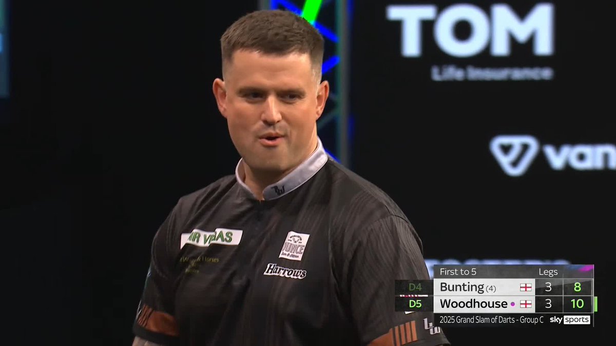WOODHOUSE ONE AWAY! Stephen Bunting misses double eight for a spectacular 136 checkout, and Luke Woodhouse punishes to move a leg away from victory! 📺 #GSOD | Group C