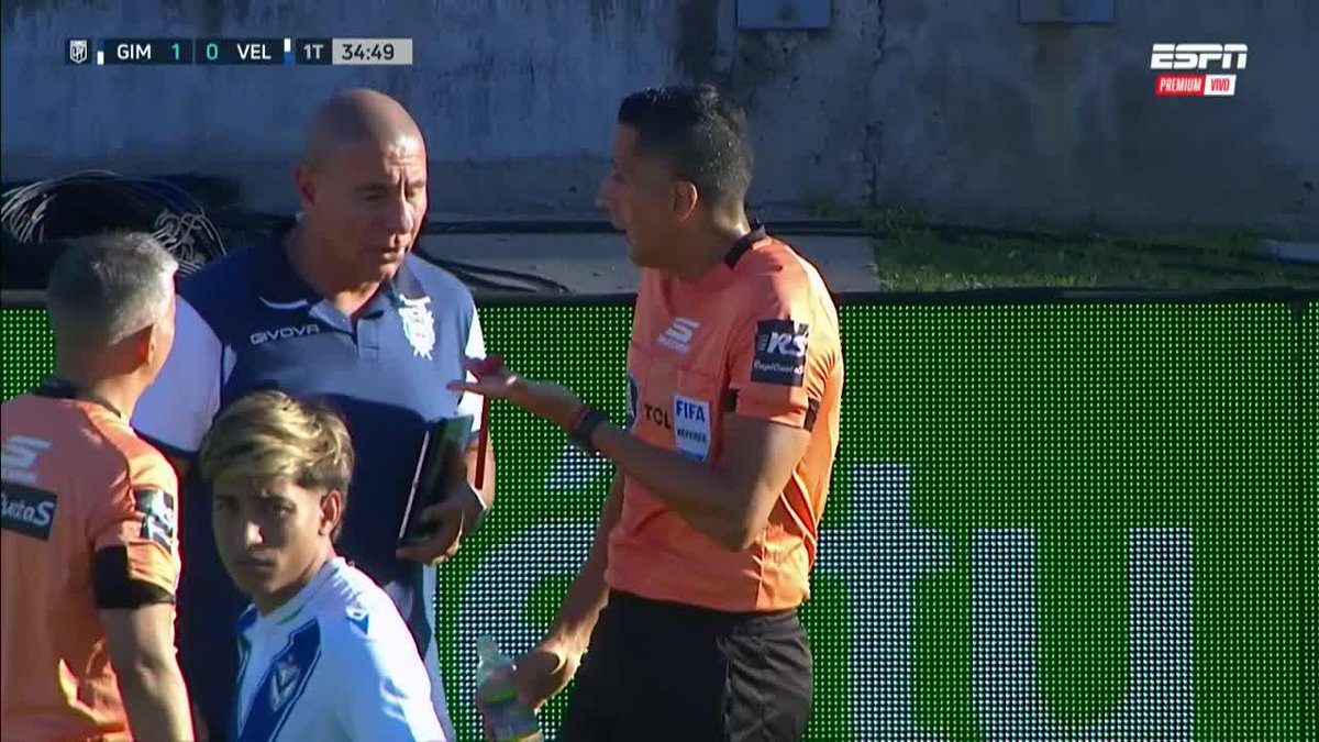 ⚠️🇦🇷 TIRARON UN MARTILLO DE EMERGENCIA DESDE LA TRIBUNA Y LE PEGÓ AL ÁRBITRO.