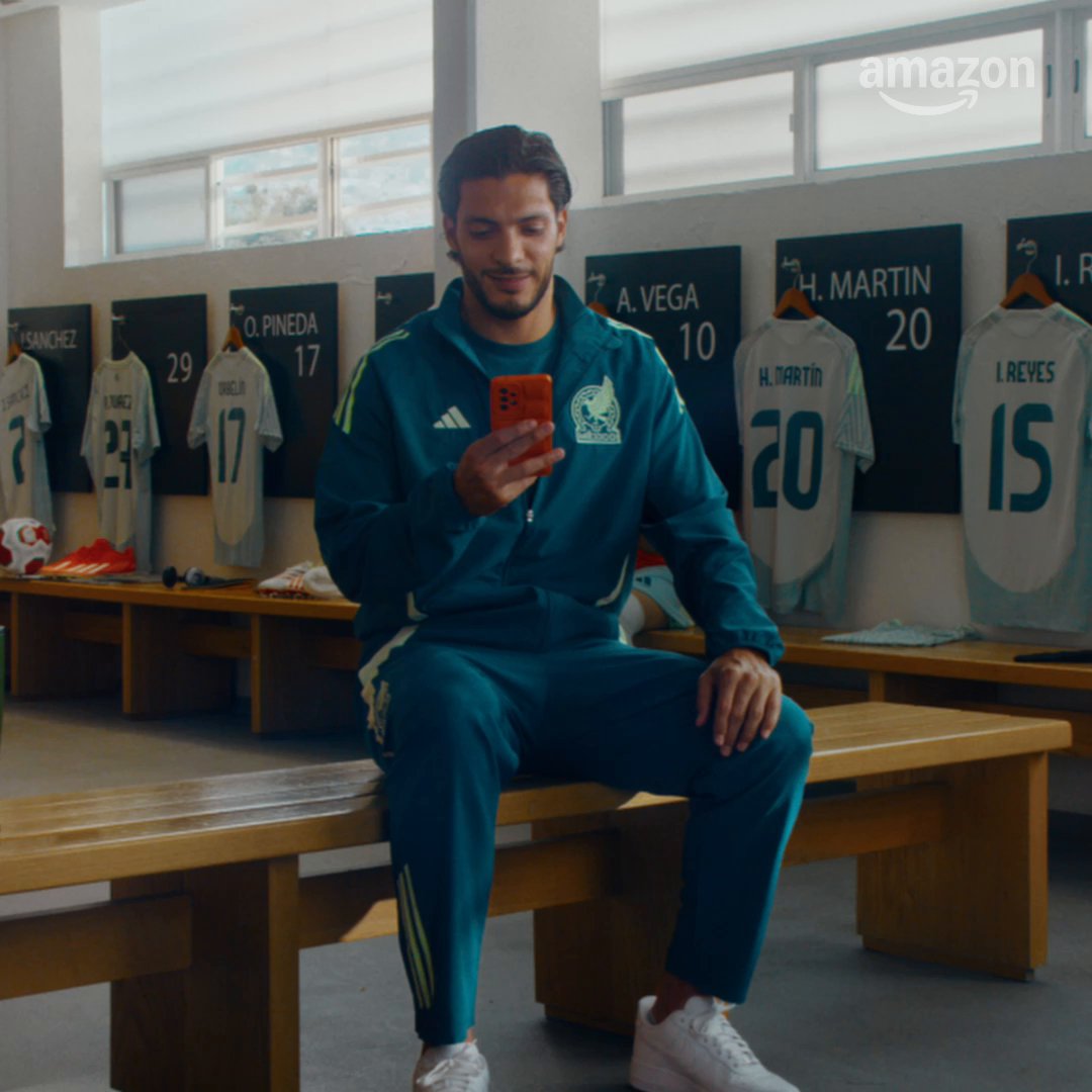 Amazon tiene una entrega especial para ti. La pasión por el fut acaba de subir de nivel. Yo ya llevo la nueva playera de la Selección Nacional, y tú también puedes hacerlo. Pídela ya en Amazon