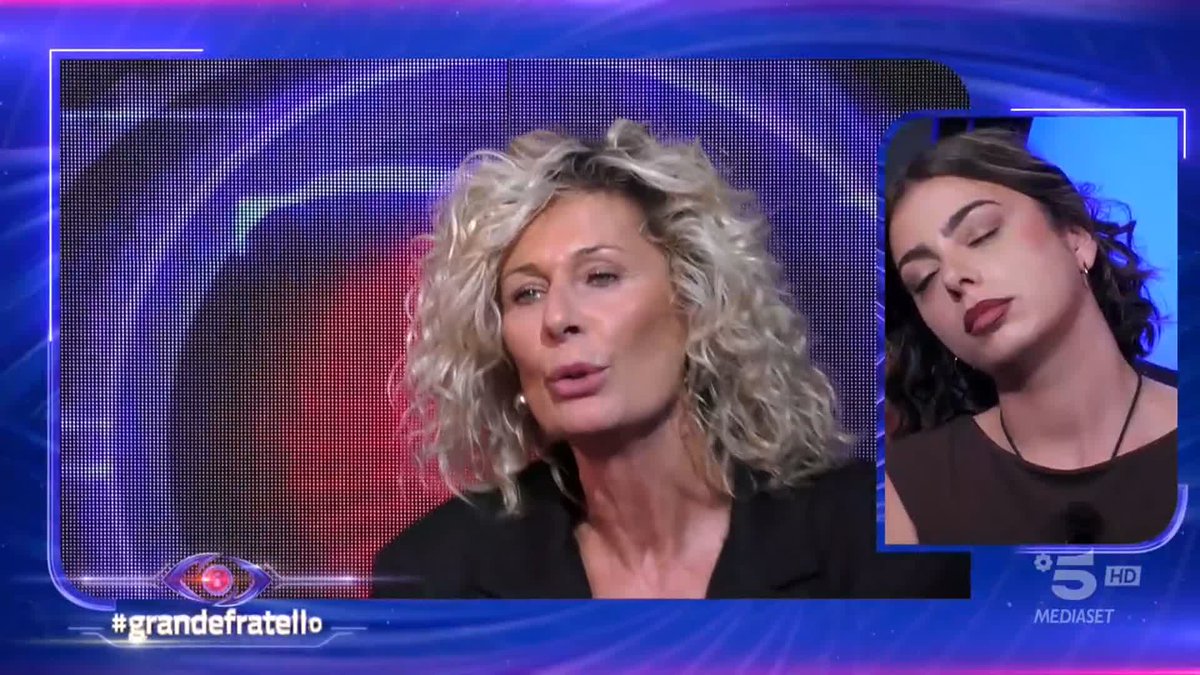 È il momento di un confronto tra Domenico e Simona, la mamma di Benedetta 🔥 #GrandeFratello
