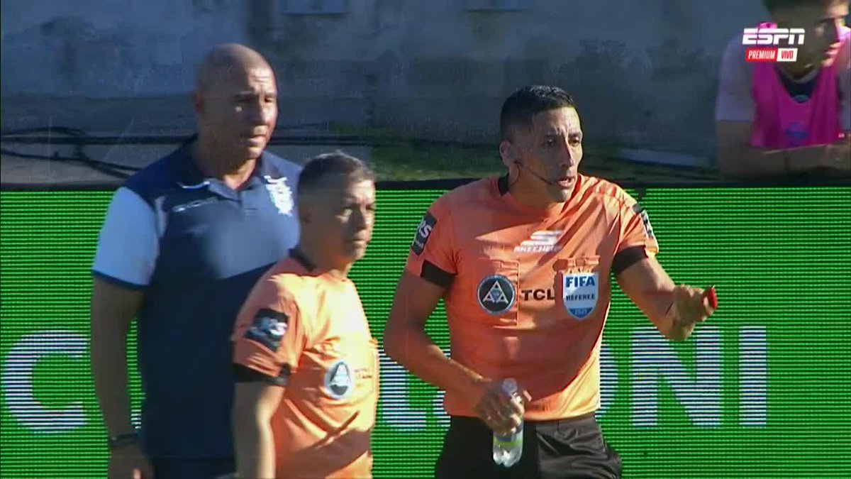 ⛔️⚠️ LA IMAGEN DEL MARTILLO PICANDO EN EL PISO Y DÁNDOLE EN LA CARA AL ÁRBITRO.