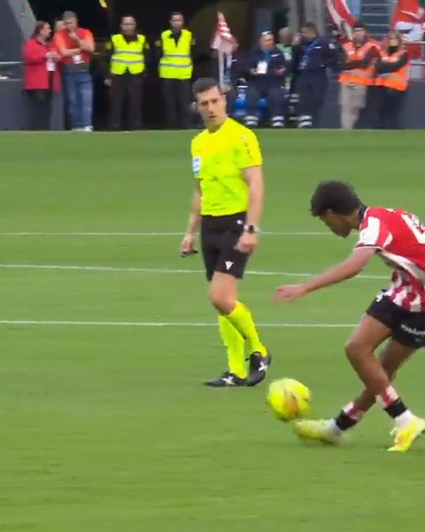 Selton Sanchez, the 18-year-old cousin of Roberto Firmino, dropped this insane rabona pass during his full La Liga debut on the weekend. Looks like talent and flair runs in the family 😁 🕺