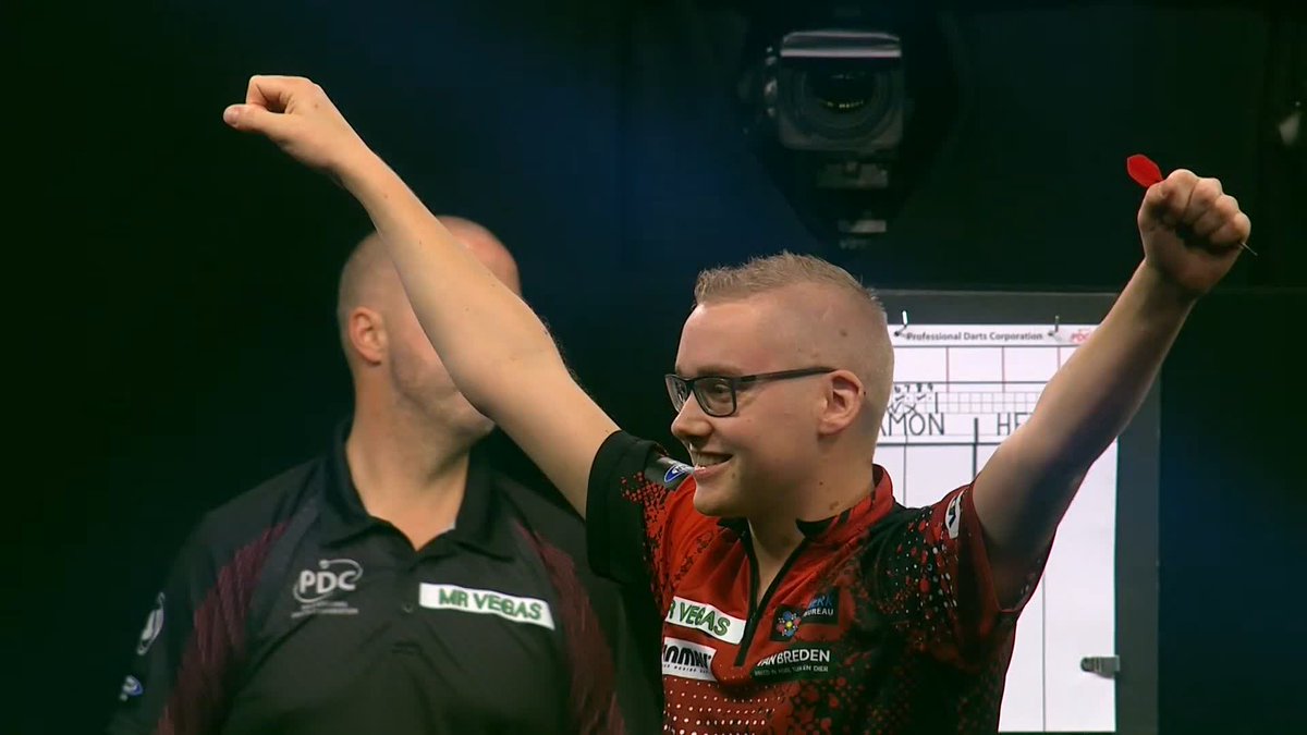 VAN DER VELDE STUNS HETA! What a moment for Jurjen van der Velde! The Dutchman runs out a 5-3 winner against Damon Heta to book his place in the knockout stages on debut! 📺 #GSOD | Group B