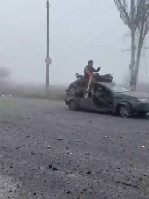 Rus Ordusu son günlerde Pokrovsk eksenindeki sisten oldukça faydalandı. Videoda Rus askerlerin şehre nasıl giriş yaptığı görülüyor. Kesin emin olmamakla birlikte lokasyon şehrin güney girişi E-50 yolu gibi gözüküyor.