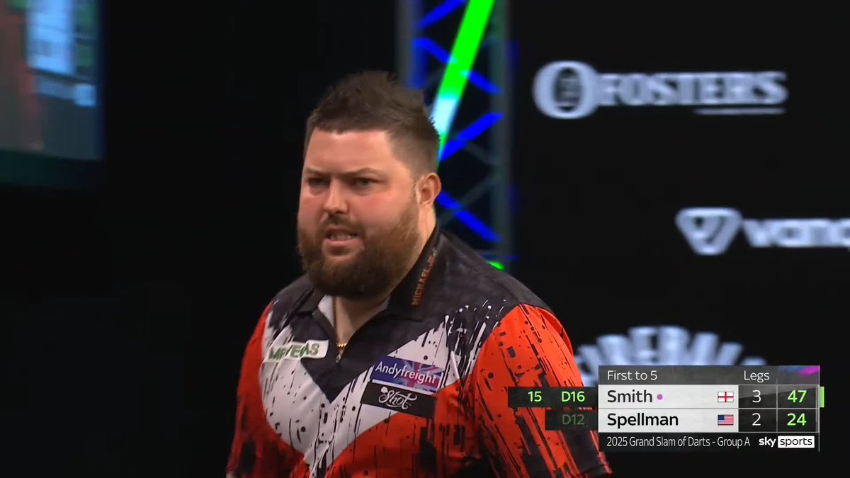 SMITH CLOSING IN! Huge roar from Michael Smith! Spellman misses a dart to level the contest at three apiece, and Smith pins tops to move a leg away from a precious two points! 📺 #GSOD | Group A