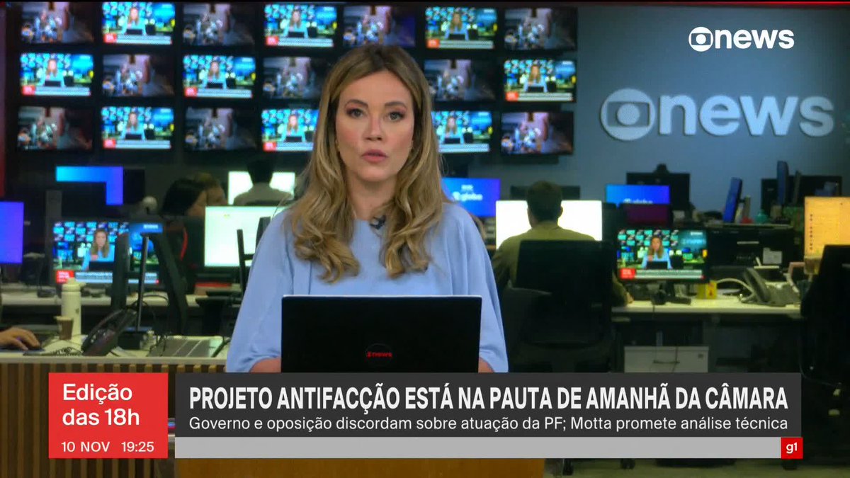 “A Polícia Federal acompanha com preocupação as alterações produzidas pelo relator do relatório sobre o Projeto de Lei Antifacção, atualmente em debate no Congresso Nacional. A proposta original tem como objetivo endurecer o combate ao crime e fortalecer as instituições responsáveis pelo enfrentamento às organizações criminosas. Entretanto, o texto em discussão no Parlamento ameaça esse propósito ao introduzir modificações estruturais que comprometem o interesse público. Pelo relatório apresentado, o papel institucional histórico da Polícia Federal no combate ao crime, especialmente contra criminosos poderosos e organizações de grande alcance, poderá sofrer restrições significativas. Essa alteração somada à supressão de competências da Polícia Federal compromete o alcance e os resultados das investigações”, diz a PF em nota sobre as mudanças feitas pelo deputado federal Guilherme Derrite (PP-SP), que pediu licença do cargo de secretário de Segurança Pública do Estado de São Paulo para assumir a relatoria do PL Antifacção. No #Edição18, Natuza Nery analisou: “Ou seja, a instituição mais bem preparada do Brasil, mais bem equipada, com um grau de independência maior do que as polícias localizadas nos estados, Polícia Militar e Polícia Civil, que são próximas dos governadores, muito mais subordinadas a esses governadores, está dizendo o seguinte: ‘Não, do jeito que está, nos pontos que afetam a corporação, não vai ser possível fazer um combate ao crime organizado que faça frente a esse propósito”. ➡ Assista ao #Edição18: #GloboNews