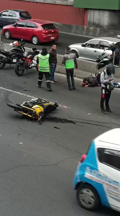🗣️Muere biker en Periférico Sur. Tres viajaban en la misma motocicleta, padre e hijo fueron trasladados de gravedad al Hospital Enrique Cabrera, sin embargo el tercero perdió la vida en el lugar, se desconoce su identidad.