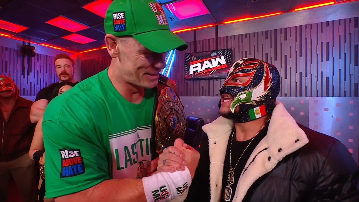 Todos se reunieron para celebrar con John Cena su victoria 🙌 #WWERaw