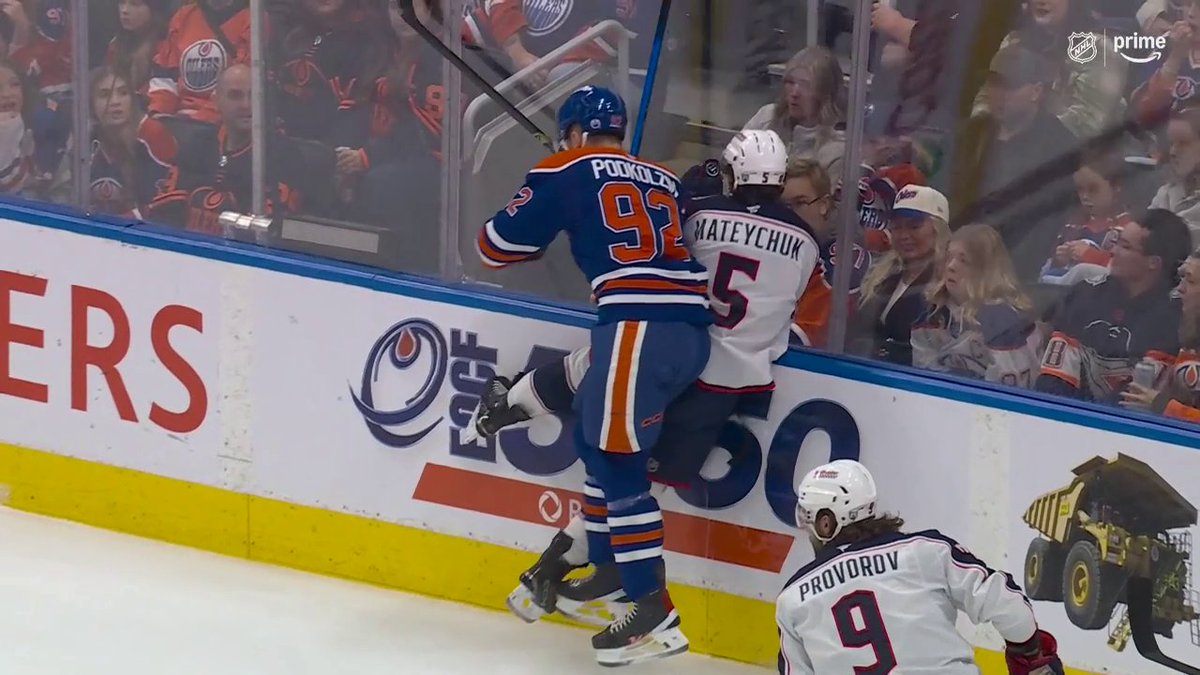 The Edmonton Oilers are laying the body early in this one 💪