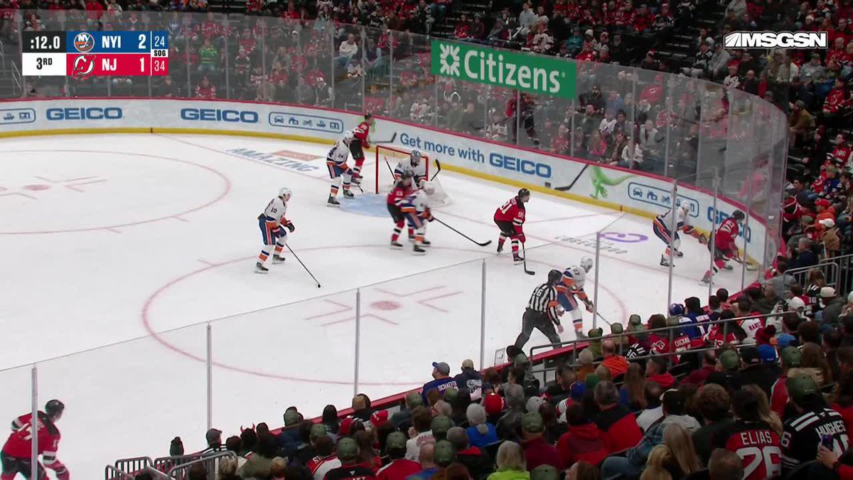 SIMON NEMEC 😱 The New Jersey Devils have tied it with 4.7 seconds left in the third!