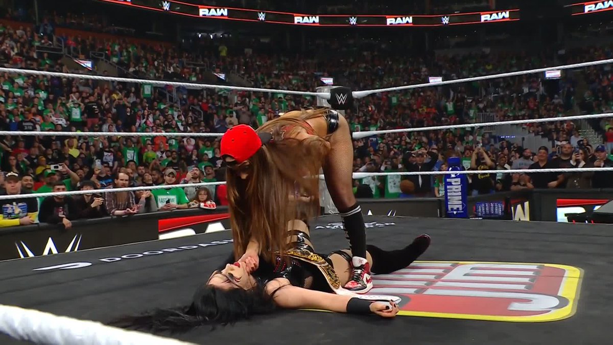 Nikki Bella le dio la espalda a la Campeona Mundial Stephanie Vaquer 💥😱 #WWERaw