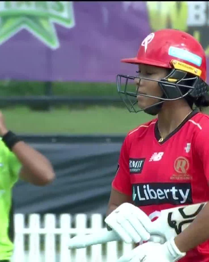 🏴 Davina Perrin 🆚 Shabnim Ismail 🇿🇦 Check out an entertaining over between the two internationals! #WBBL11