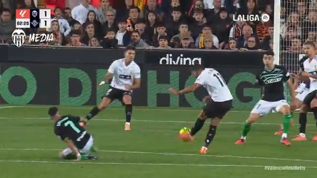 🎯 Toque de calidad Luis Rioja ⚽ #LaLigaHighlights #ValenciaRealBetis