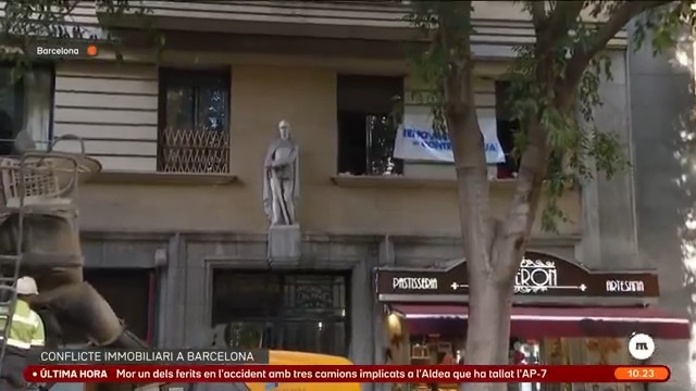 "Un fons d'inversió ha comprat el bloc i ara en vol fer fora els veïns." Els veïns d'un bloc del carrer Sepúlveda de Barcelona denuncien que volen fer-los fora per llogar els pisos per habitacions #Matins3Cat