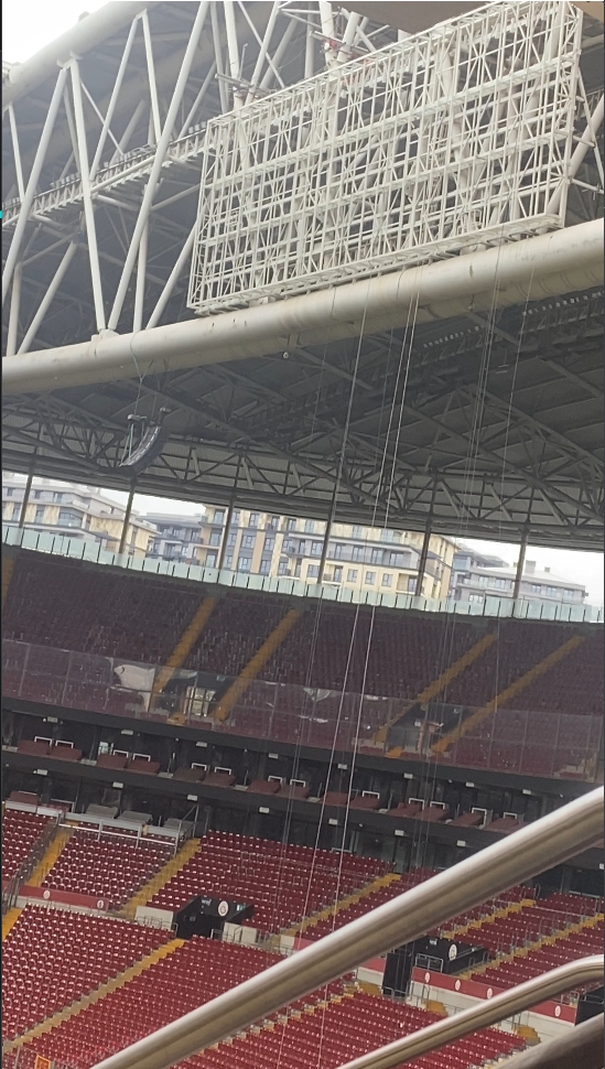 🏟️ Ali Sami Yen Rams Park'ta yeni skorbord montaj işlemi sürüyor.