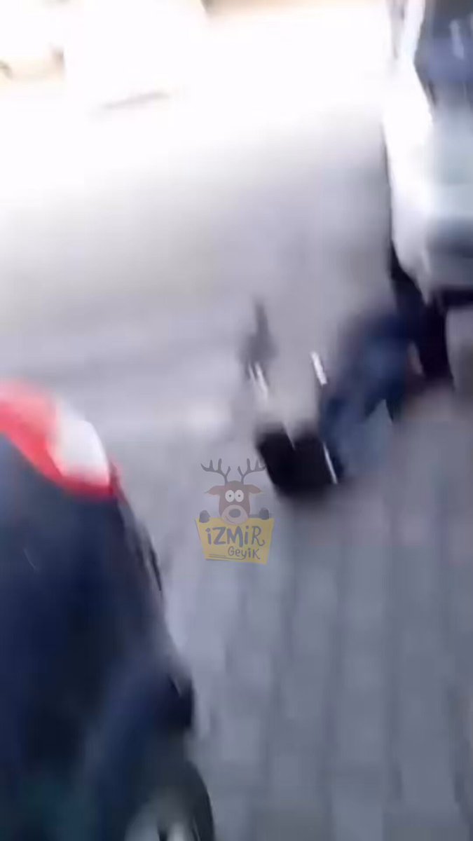 İzmir’de bir tamirci çırağı, saat 09.05’te sirenlerin çalmasıyla aracın altında saygı duruşuna geçti.