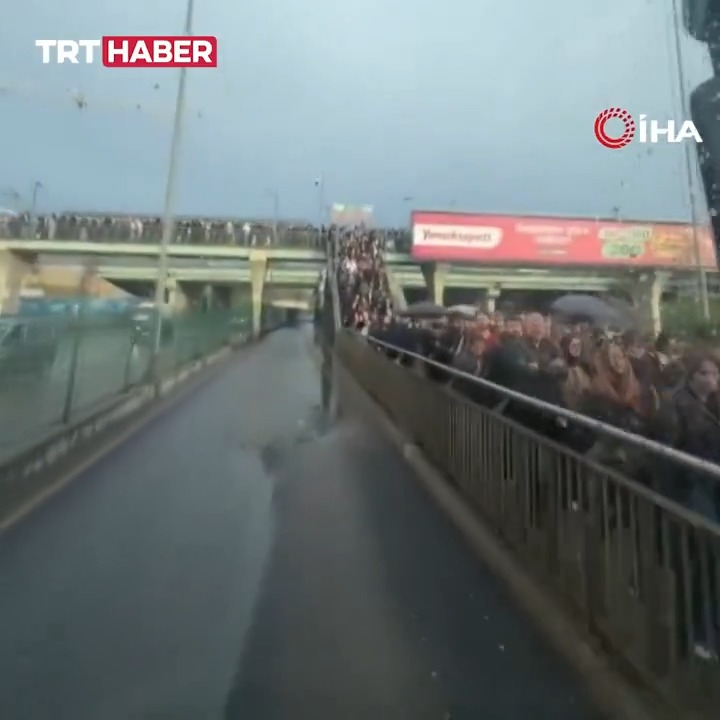 İstanbul'da metrobüs krizi… Aksayan seferler nedeniyle Altunizade durağında vatandaşlar, yağmur altında uzun kuyruklar oluşturdu.