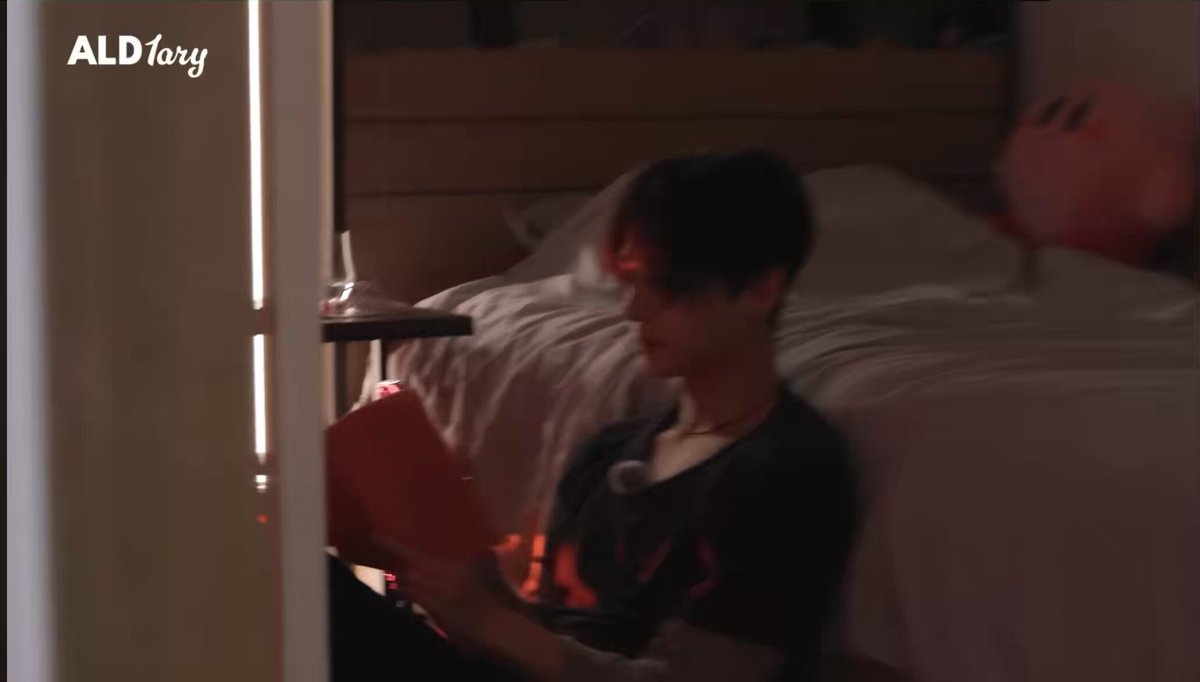 Leo called Sangwon on the phone 🥺🩷 How did Wake One dare to separate my parents?? 😭