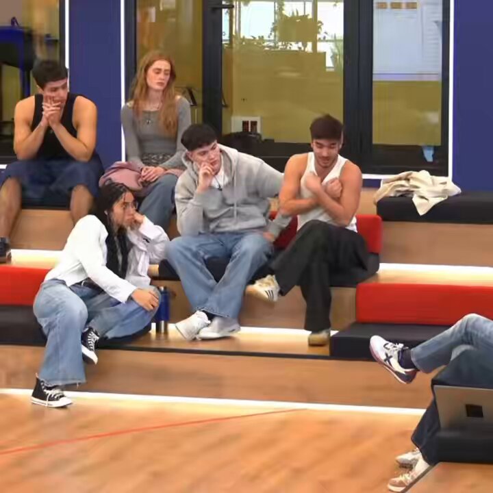 guillo diciendo que estaba cabreado con el programa y su bloqueo de la semana y las caras de guille y lucia que están nominados… #OTDirecto11N