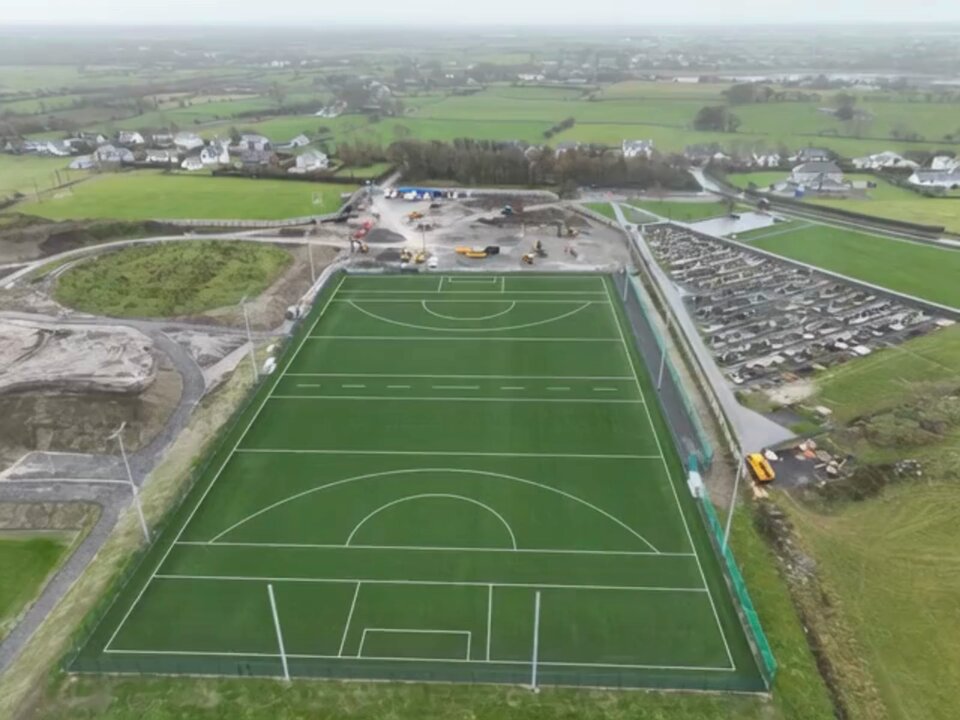 Quick flyover Oranmore-Maree GAA where we recently completed a full-size GAA pitch for our client Boland Civil Engineering Ltd. The new surface features our GAA-approved Pride 60 laid over a 12mm shockpad, providing exceptional playability, resilience &amp; consistency all year round. 💪