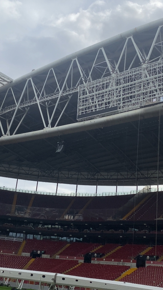 🏟️ Ali Sami Yen Rams Park'ta yeni skorbordun ekranı takılmaya başlandı.