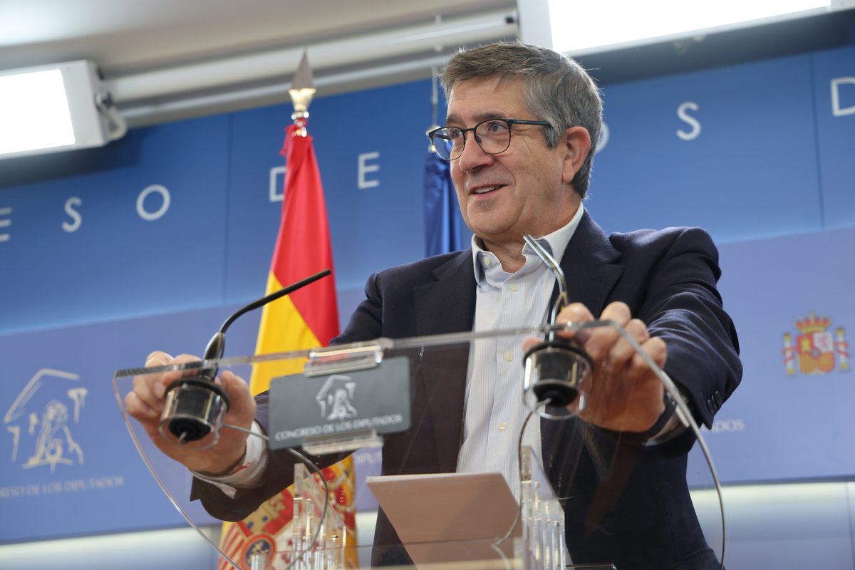 Reivindicamos a Ernest Lluch como impulsor de la Ley General de Sanidad, que permitió que millones de personas accediesen a un sistema público, universal y gratuito. El Partido Popular no solo desmantela este sistema, sino que retira su nombre de un complejo sanitario. Un acto miserable de un Gobierno miserable.
