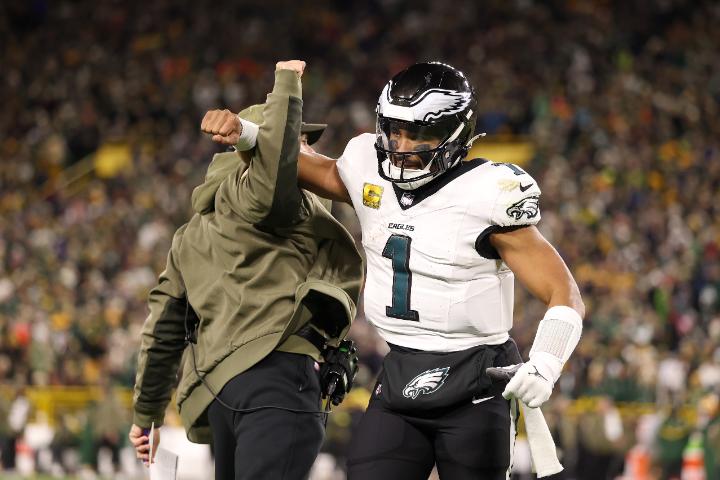Ray Didinger coming in hot on the 7-2 defending Super Bowl champion Philadelphia Eagles: "They have beaten Kansas City in Arrowhead. They have beaten Tampa down in Tampa. And they have beaten Green Bay out in Lambeau...Those are big wins. All morning, a lot of people saying, 'Ugly win, ugly win, ugly win.' I don't think Vic Fangio thought it was an ugly win." 🔥