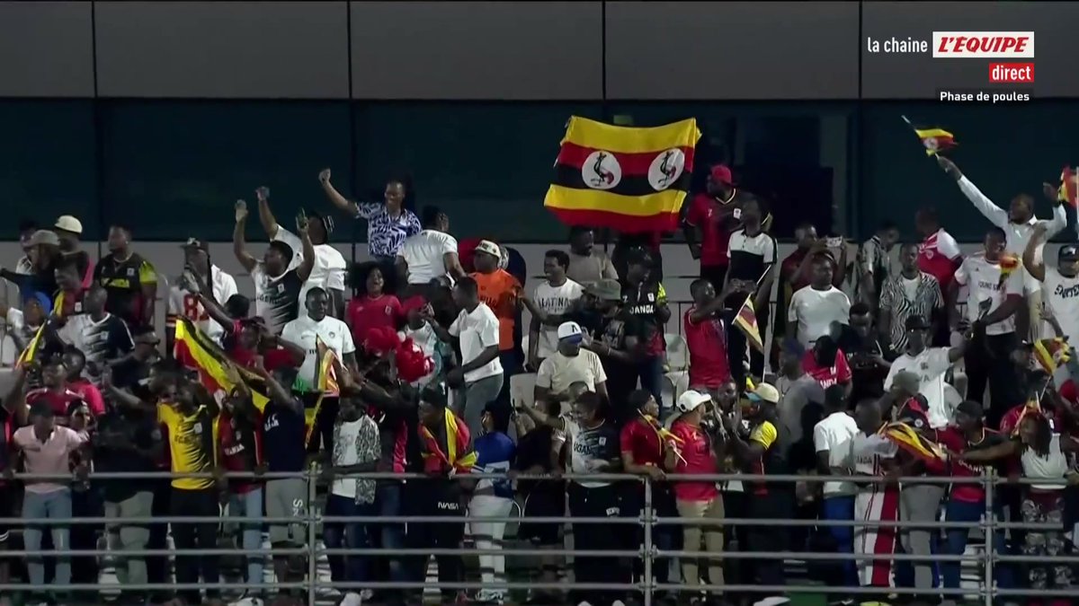 🇺🇬 La joie des joueurs ougandais, après avoir écrit l'histoire en remportant la toute première victoire en Coupe du monde pour leur pays ! #lequipeFOOT