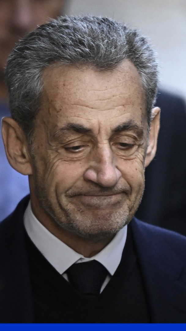Nicolas Sarkozy applaudi à la sortie d'un restaurant après sa mise en liberté sous contrôle judiciaire
