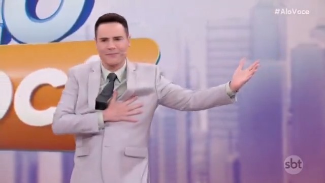 AGORA: Luiz Bacci divulga #Esmeralda e #MariaDoBairro ao vivo no #AloVocê