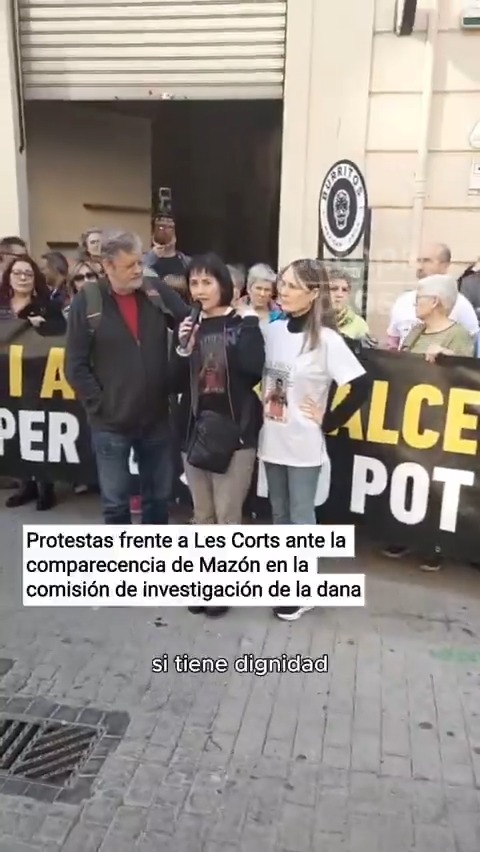 "Que no se esconda y si tiene narices que vaya a declarar ante la jueza. ¡No tendrá esa valentía!". Protestas frente a Les Corts coincidiendo con la comparecencia de Mazón en la comisión de investigación de la dana, donde no han dejado entrar a víctimas