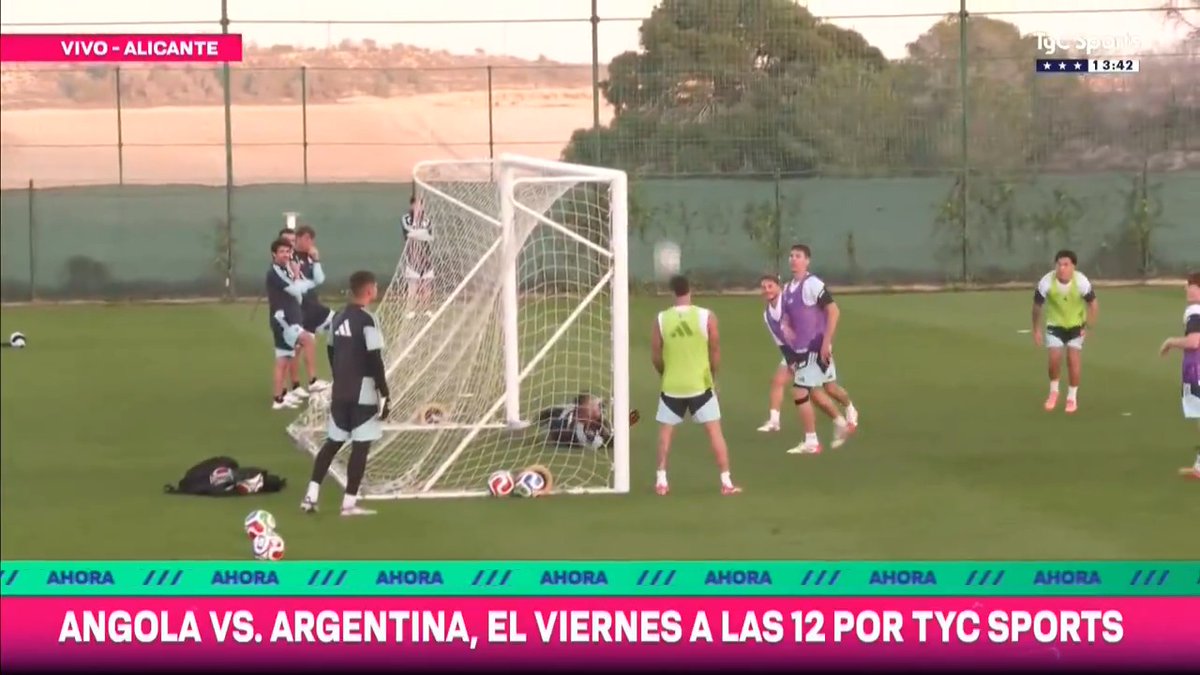 ¿SE FUE LA PELOTA O NO? 😅 El gol de Rodri De Paul en el entrenamiento de la Selección Argentina.