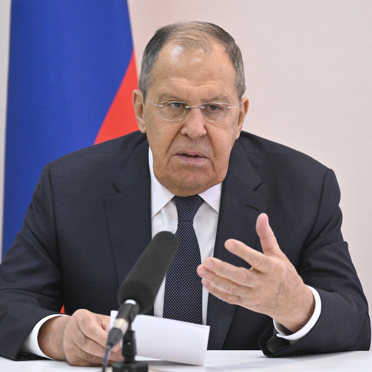 🇷🇺 | "Sí, este dictador es un hijo de puta, pero es nuestro hijo de puta". El canciller ruso compara actitud de EEUU hacia las dictaduras latinoamericanas con la de la UE hacia los países bálticos, acusando a los segundos de provocar tensiones con Rusia.