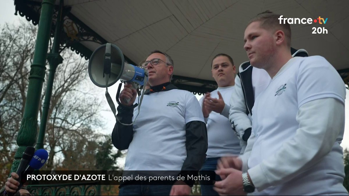⚫ Mathis, 19 ans, a été tué à Lille par un chauffard suspecté d’avoir consommé du protoxyde d’azote, le 1er novembre. Aujourd’hui, au lendemain de ses obsèques, plusieurs centaines de personnes ont participé à une marche blanche organisée en son hommage à Saint-Omer. #JT20H