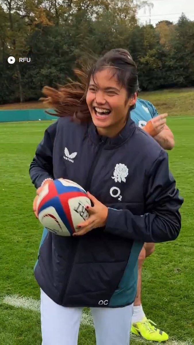 Emma Raducanu gets down to work with the England Rugby squad 😂