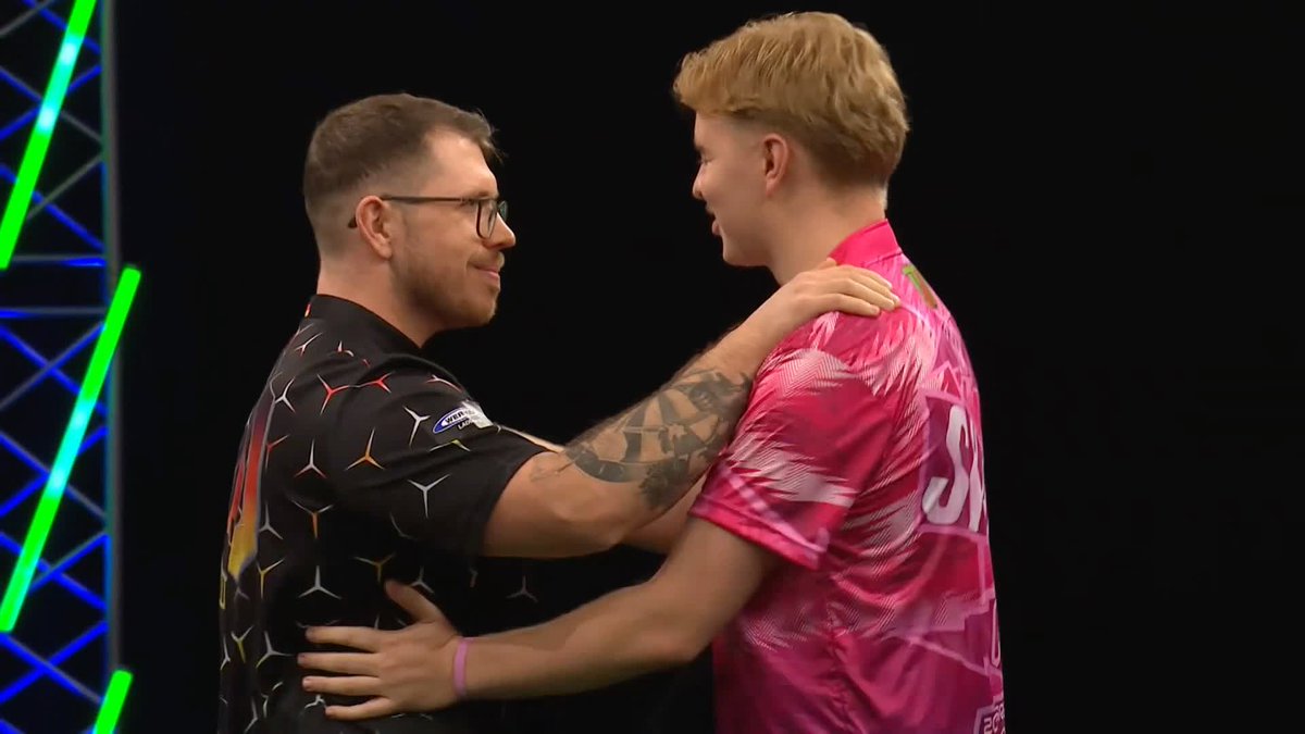 WENIG WALTZES TO THE LAST 16! Lukas Wenig has smashed Cam Crabtree 5-1 to TOP Group H and reach the last 16 on his debut in Wolverhampton! 📺 #GSOD | Group H