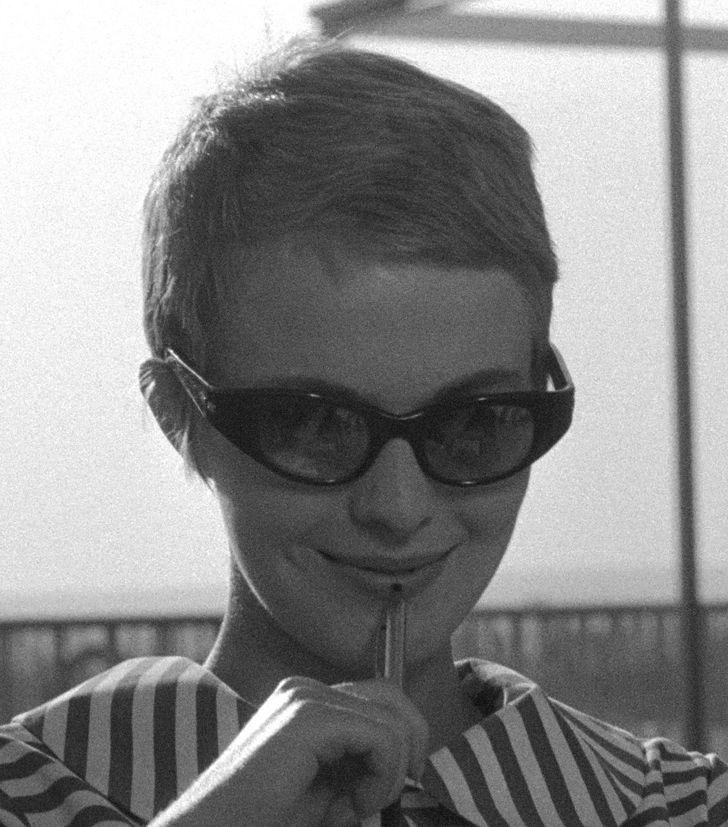Richard Linklater x the French New Wave ❤️ In his new film NOUVELLE VAGUE, Linklater recreates the artistic adventure that gave rise to one oft the most radical and influential films of all time: Jean-Luc Godard’s BREATHLESS (1960).