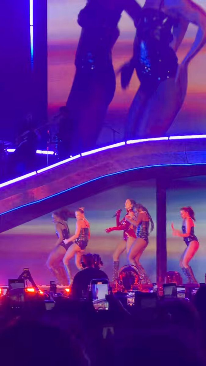 Dua Lipa cantando “Illusion” esta noche en Chile