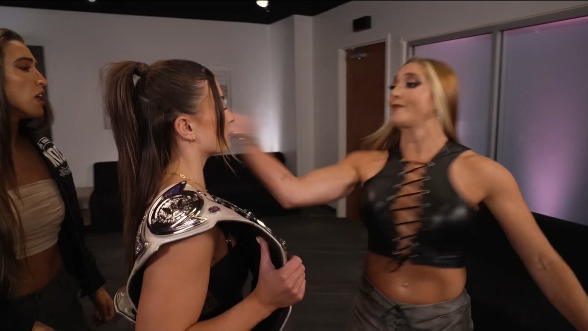 Woah! 😱 Lainey Reid and Kendal Grey are throwing down backstage!!