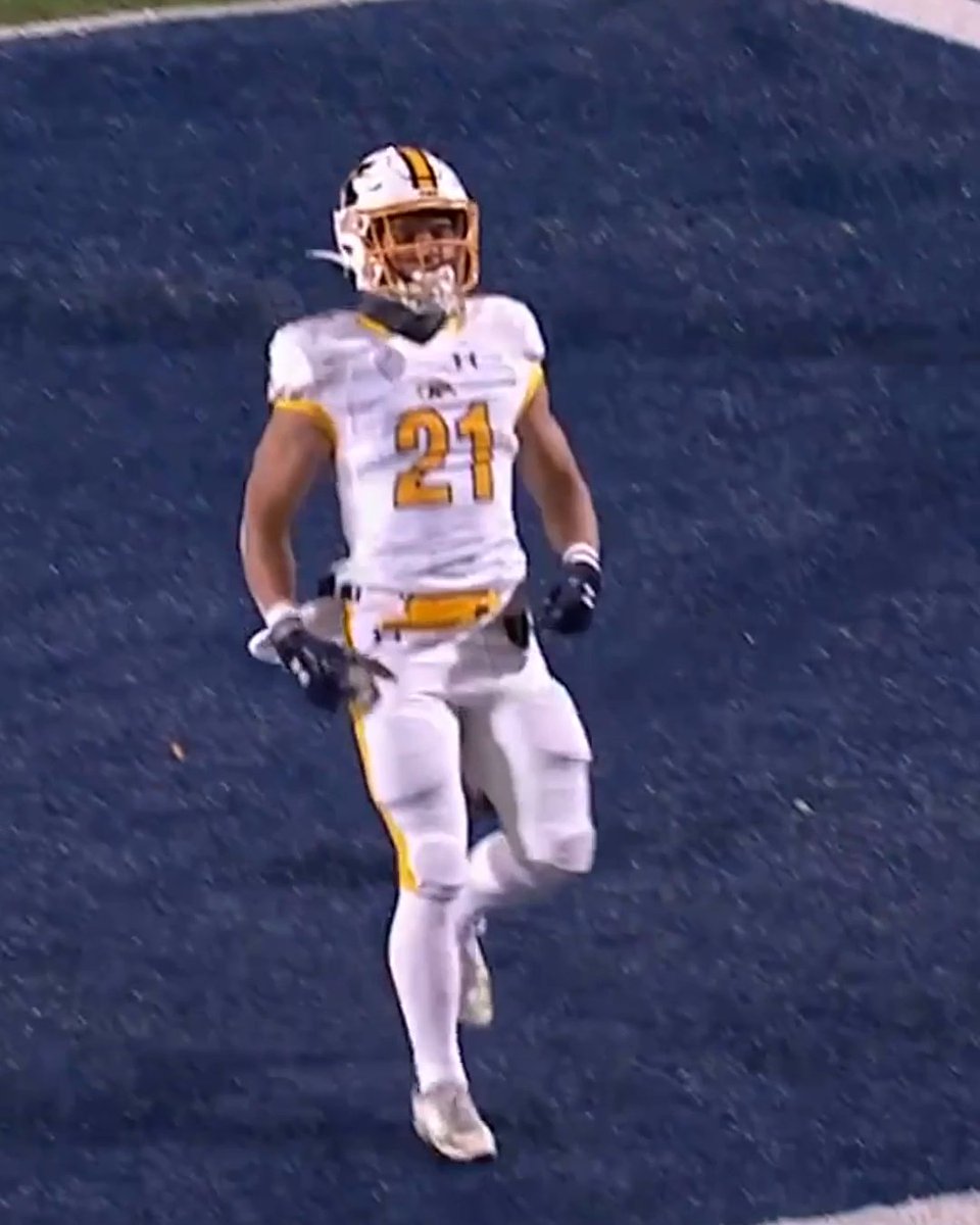 HE MADE IT LOOK TOO EASY 😮‍💨 Cade Wolford putting on a show during some MACtion football 🔥