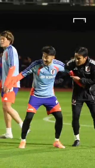 🇯🇵 菅原由勢 × 長谷部誠 🆚 昨日、#サッカー日本代表 のトレーニング後、菅原由勢と長谷部誠コーチが一対一の居残り練習。 菅原にかわされた長谷部コーチは「守備の仕方忘れた」 #SAMURAIBLUE #日本代表