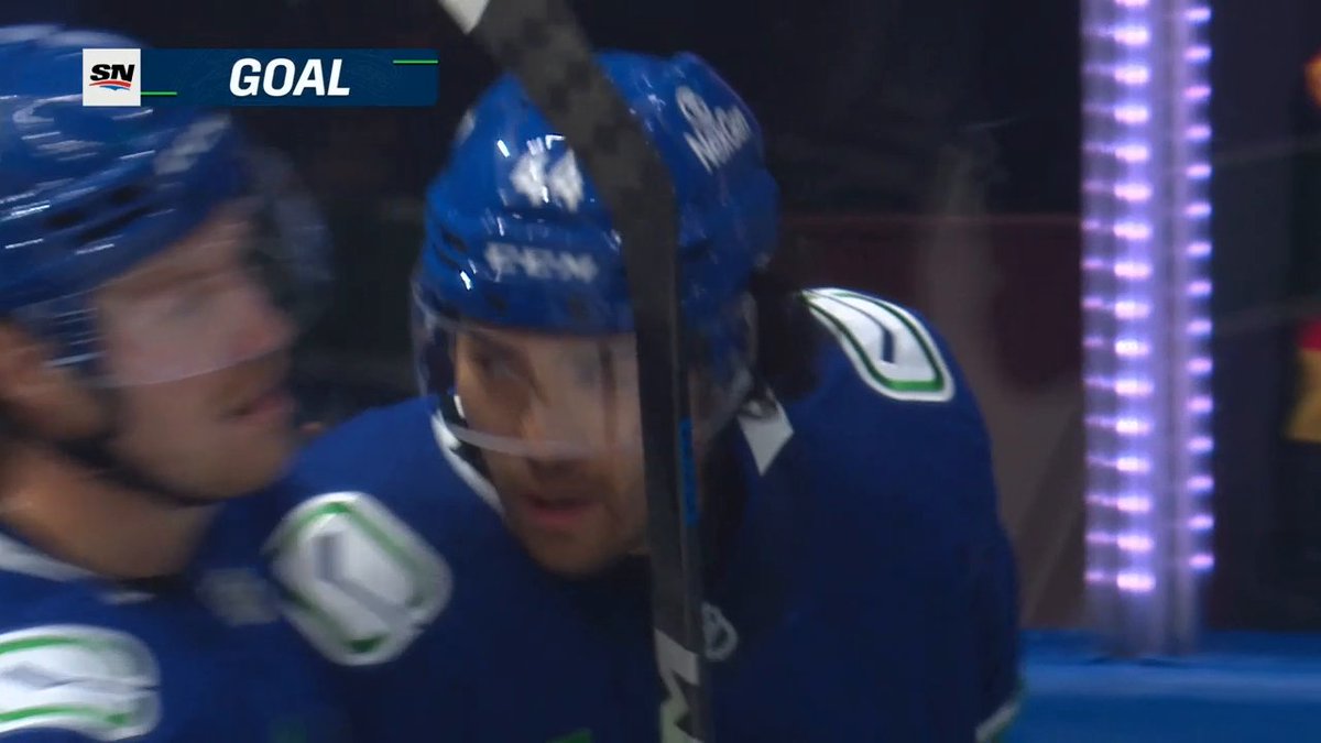 SNEAKY SNEAKY 🤫 Kiefer Sherwood gets the Vancouver Canucks on the board!