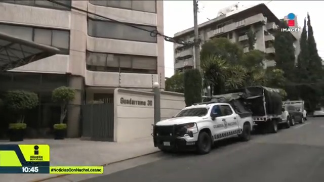 ¡Arresto de lujo! El empresario Juan Carlos Minero Alonso, dueño de la financiera Black Wallstreet Capital, pasó de estar preso en #Altiplano a estar detenido en su suntuoso departamento en uno de los barrios más lujosos de #CDMX. Al menos 20 militares lo vigilan, pero los vecinos no se sienten seguros: