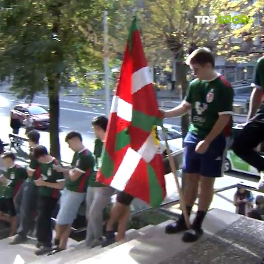 🇵🇸 Filistin Milli Takımı, İspanya'da sahaya çıkacak. ⚽ 🙌 Bask bölgesi karmasıyla oynayacak Filistinli futbolcular, Bilbao'da törenle karşılandı.