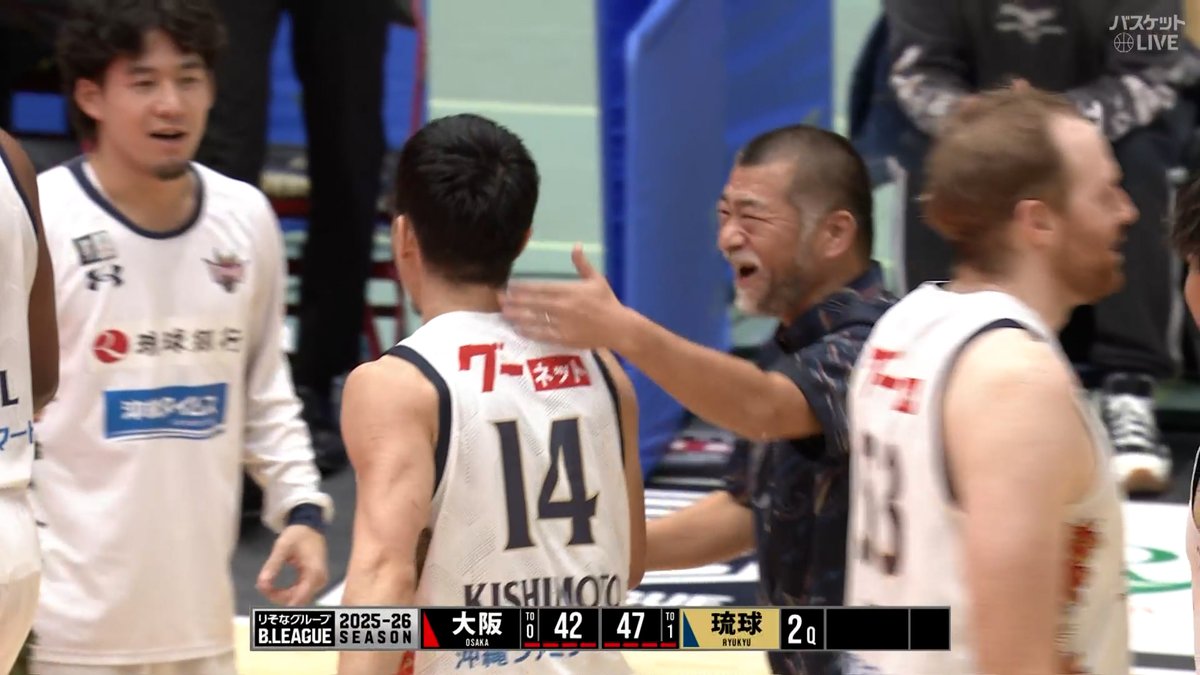 これが #岸本隆一 です😤😤 十八番のブザービータースリーが炸裂🥥🏹 #桶谷大 HCも満面の笑み😄 #大阪エヴェッサ 🆚 #琉球ゴールデンキングス 🏀りそなグループ #Bリーグ🏀 B1第10節|GAME1 ▶視聴はコチラ #バスケットLIVE ライブ/見逃し配信中📡 B.LEAGUE(Bリーグ) 琉球ゴールデンキングス公式