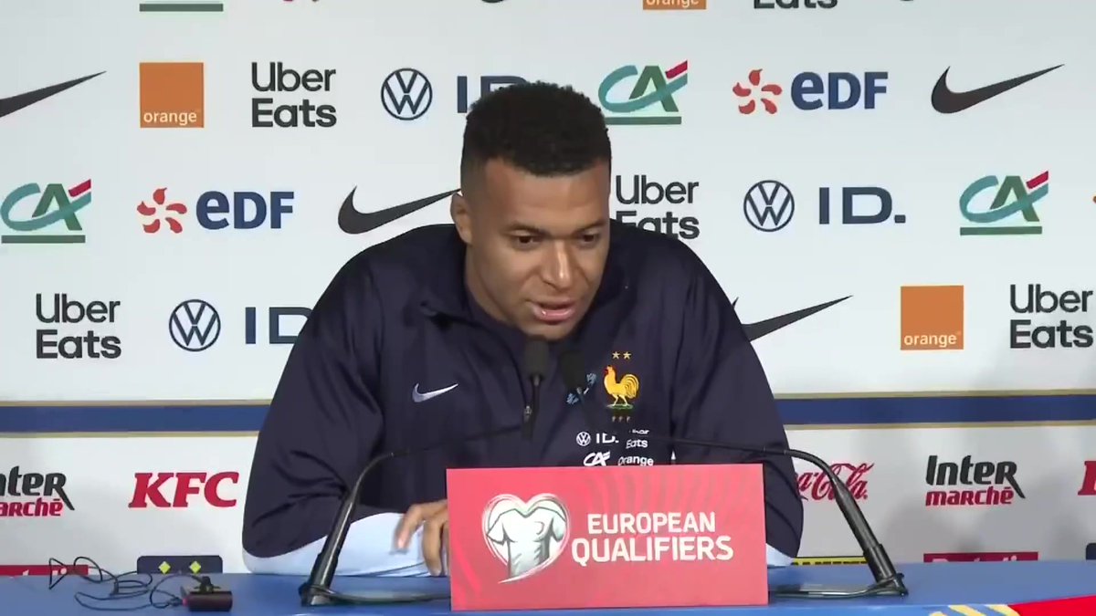 🇫🇷🕊️ Kylian Mbappé, au nom de l’équipe de France, rend hommage aux victimes des attentats du 13 novembre 2015 ainsi qu’à leurs familles.