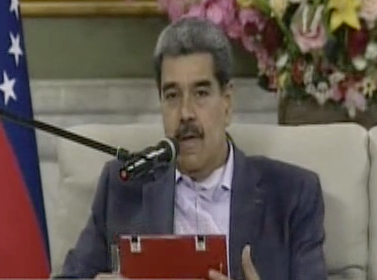 🇻🇪 | Maduro firma la ley de los comandos de defensa integral de Venezuela.