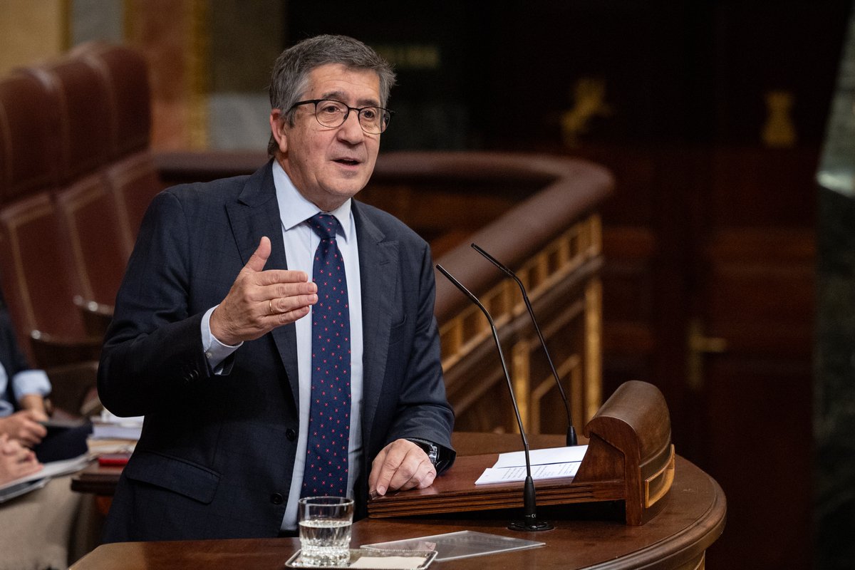 No hay mayor dependiente político de la historia de este país que Alberto Núñez Feijóo. Sus posiciones se las dictan VOX 🇪🇸, Isabel Díaz Ayuso, muchos medios de comunicación y el poder económico que nunca da la cara. Él solo obedece, y lo intenta disimular atacando a Pedro Sánchez.