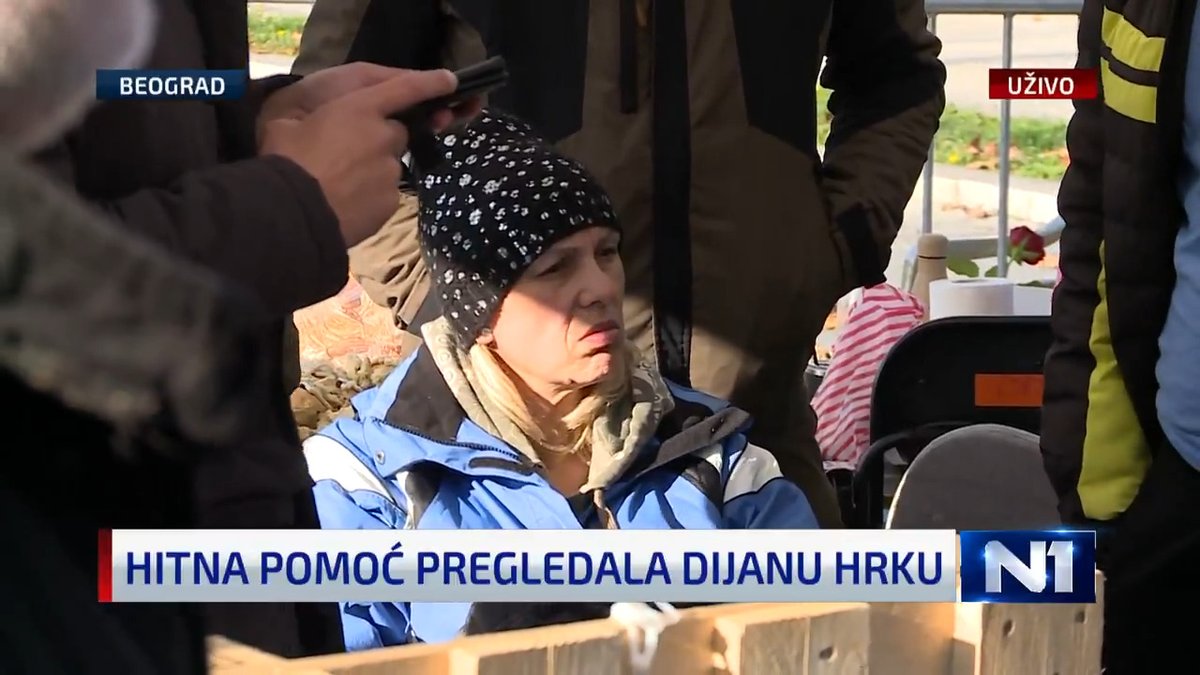 Dve ekipe Hitne pomoći danas su dolazile da pruže pomoć Dijani Hrki. Prvu ekipu ona je odbila, pošto nije bilo jasno ko je pozvao pomoć, a drugi put, oko 13 sati hitnu pomoć su pozvali veterani i ta ekipa je ukazala pomoć Hrki, koja štrajkuje glađu 11. dan i u sve gorem je stanju.